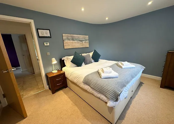 Luxurious 4 Bedroom New England Style Villa - Trewhiddle V17