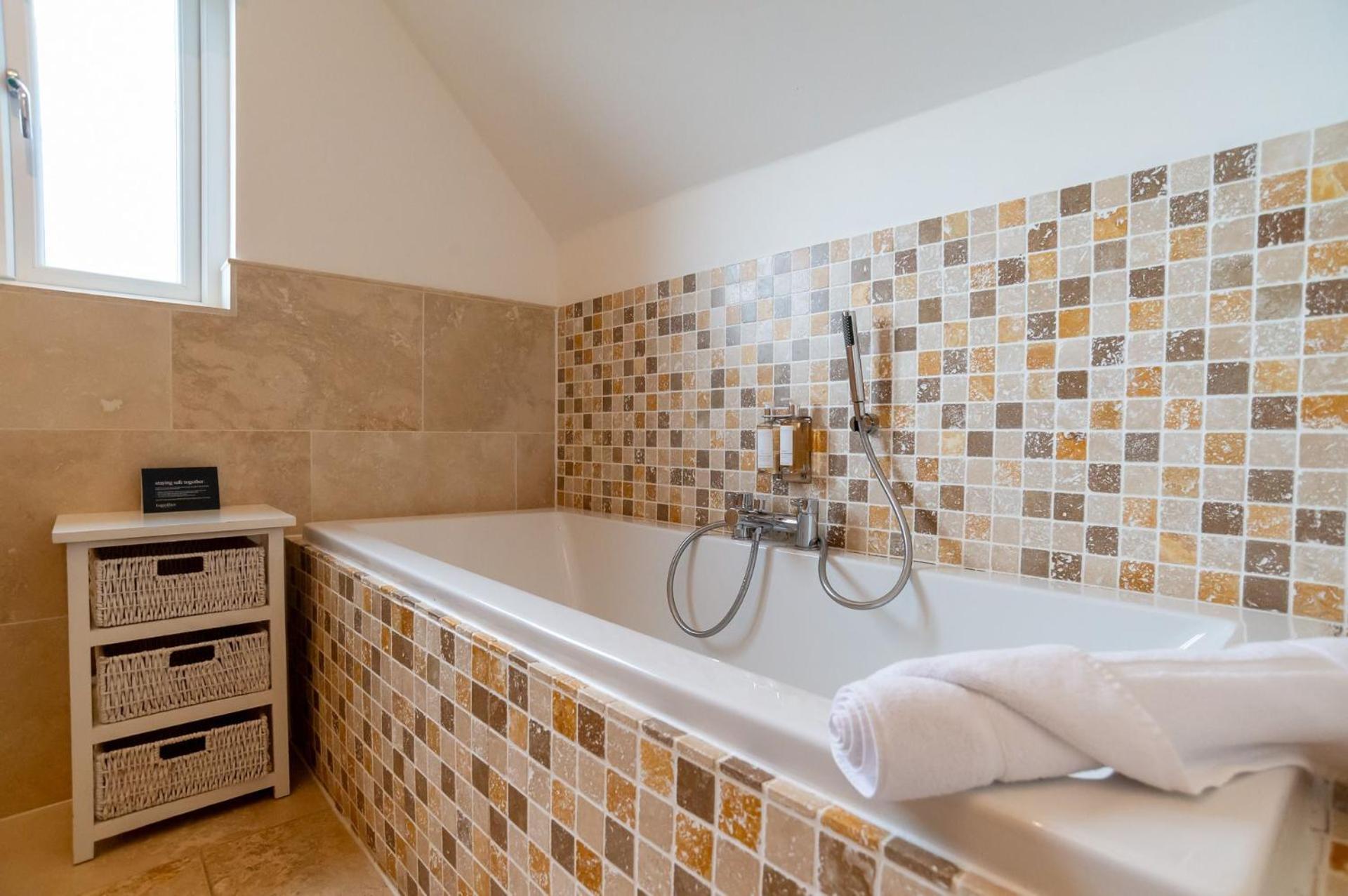 Luxurious 4 Bedroom New England Style - Trewhiddle V17
