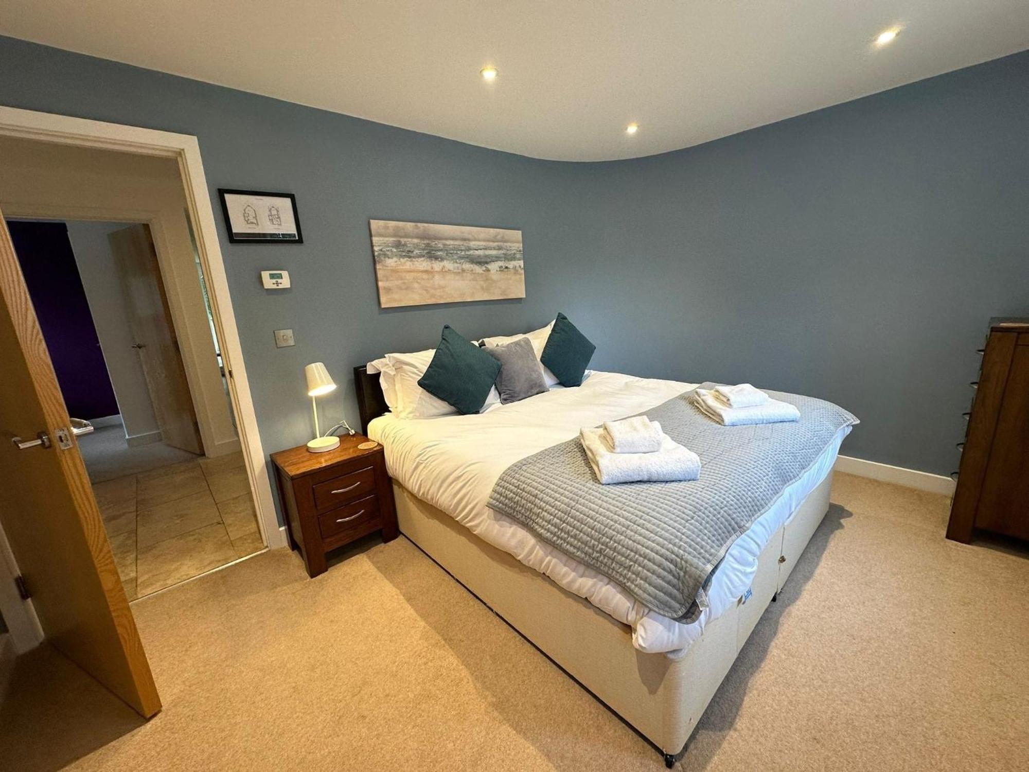 Luxurious 4 Bedroom New England Style - Trewhiddle V17